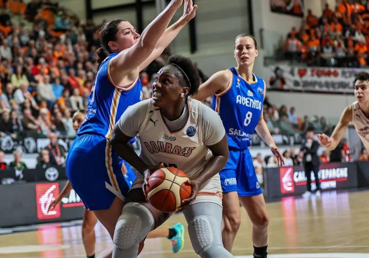 Una acción del partido disputado en Francia entre el Bourges Basket y Avenida.