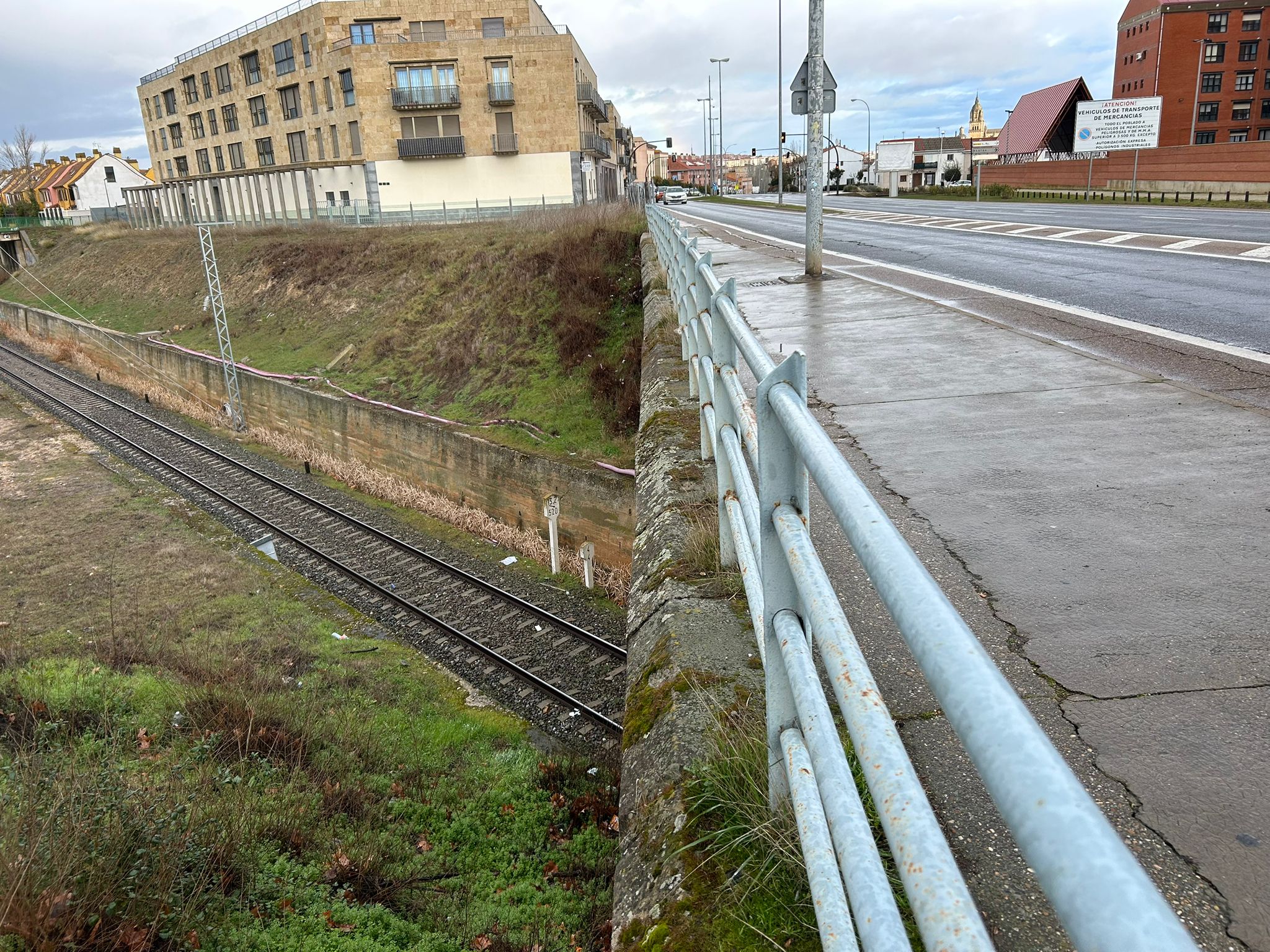 Viaducto sobre la línea férrea en Saavedra y Fajardo, donde se interrumpe la electrificación.