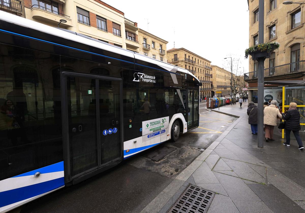 Un bus urbano de Salamanca en la parada de la Gran Vía.