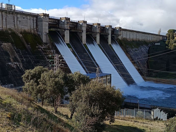 La presa de Santa Teresa, evacuando agua este día 23 de enero.