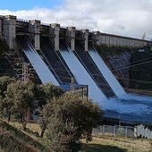 El embalse de Santa Teresa alcanza su límite de seguridad y empieza a soltar el agua acumulada