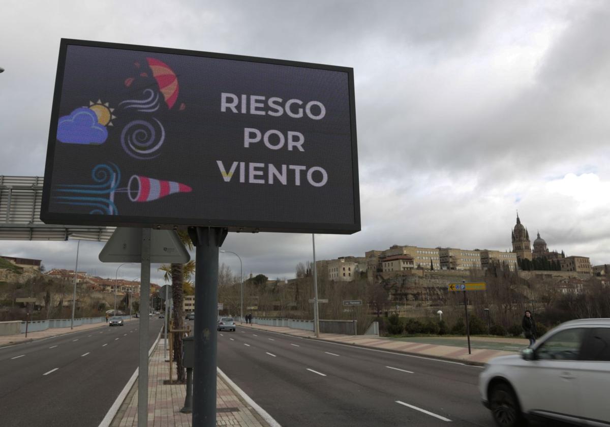 Cartel anunciando en Salamanca riesgo por viento en una imagen de archivo.