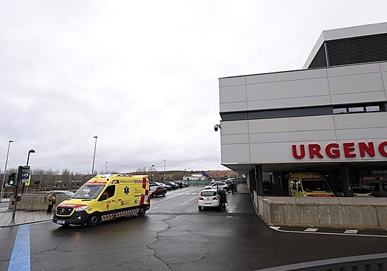 Ambulancia en Urgencias del Hospital Universitario de Salamanca