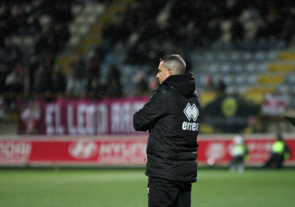 Dani Llácer, durante el partido de este domingo en el estadio Reino de León