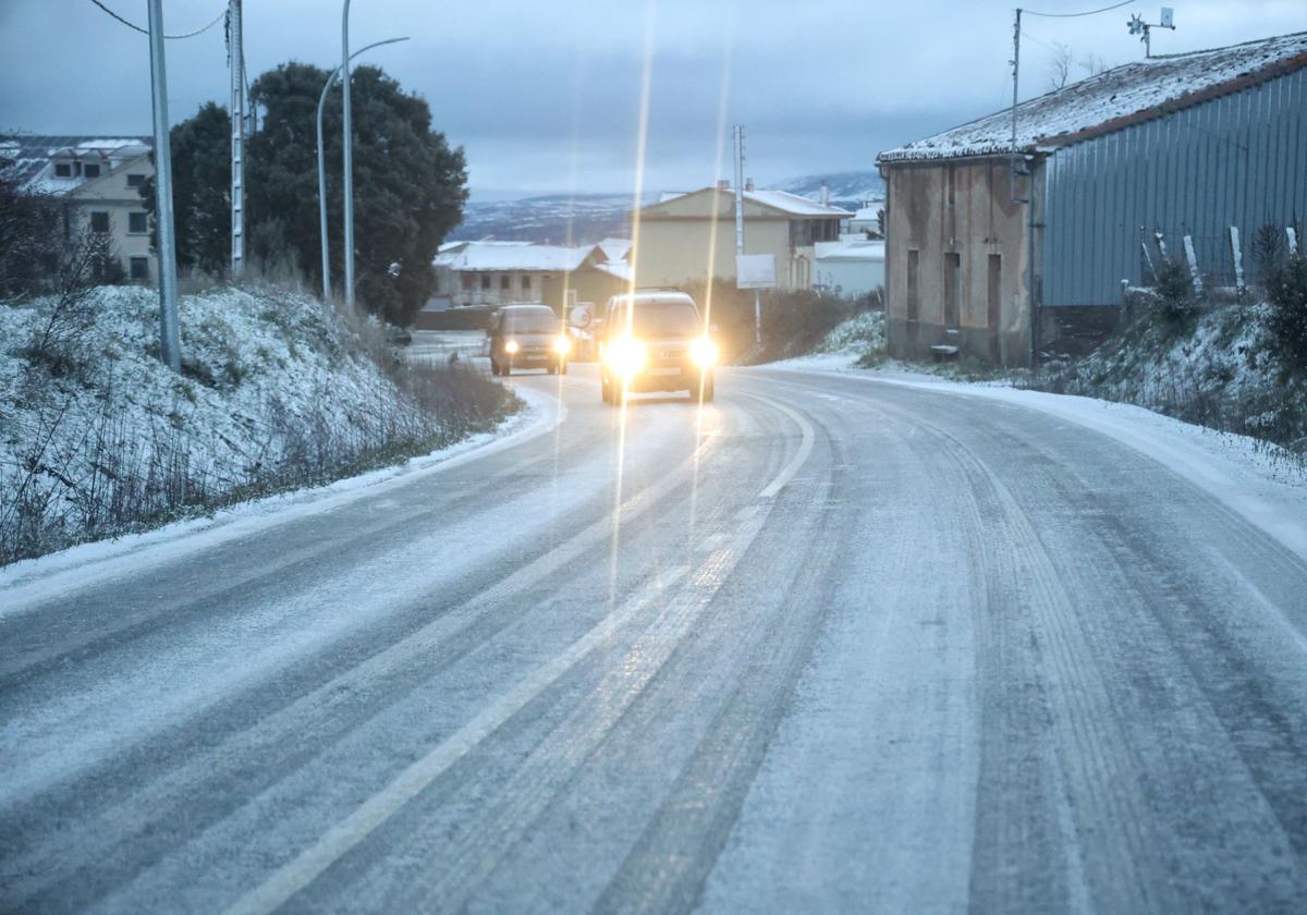 Carretera con nieve entre Guijuelo y Los Santos en una imagen de archivo.