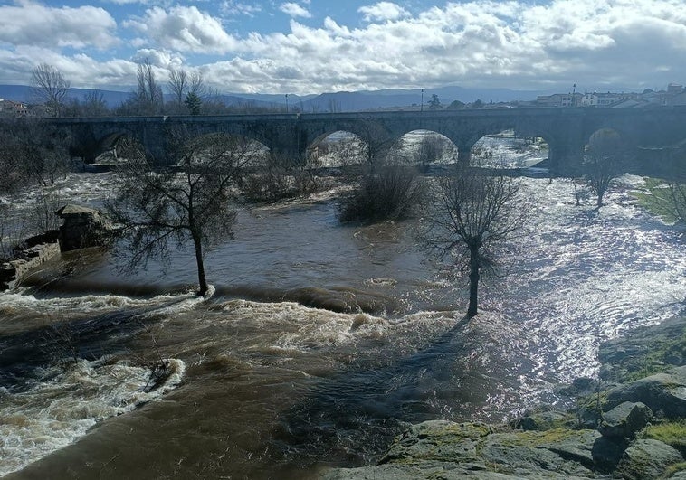 El río Tormes, a su paso por el Puente del Congosto esta mañana.