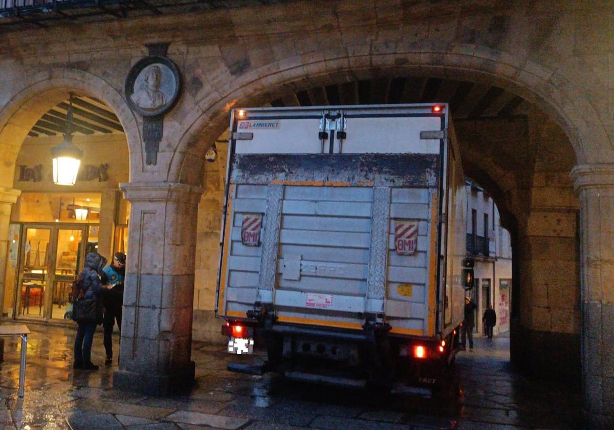 El camión, incrustado en el arco de la Plaza Mayor de Salamanca.