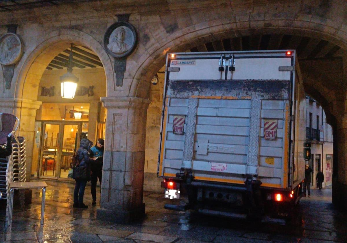 El camión empotrado contra el arco de la Plaza Mayor de Salamanca.