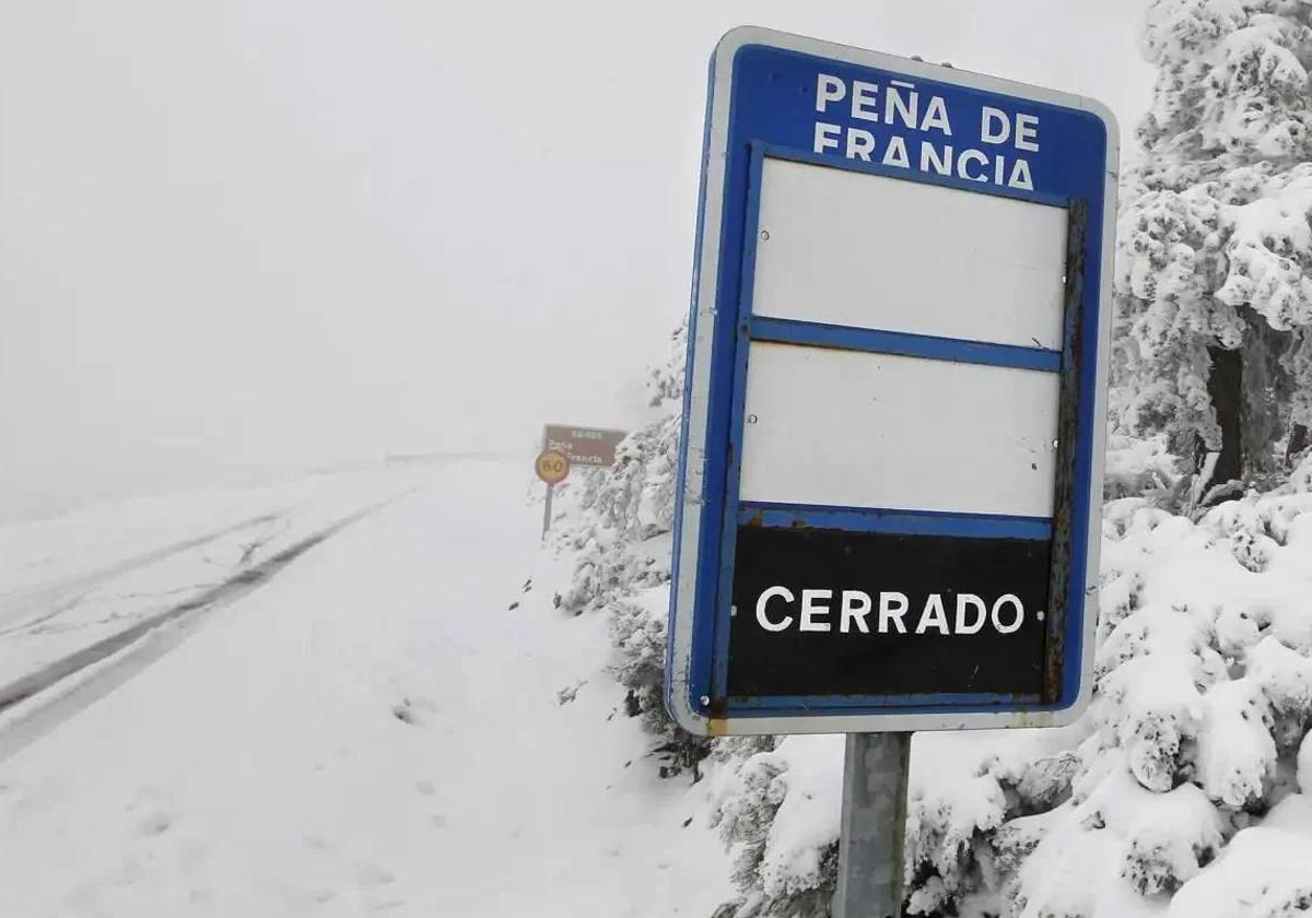 Subida a la Peña de Francia nevada en la carretera SA-203 en una imagen de archivo.