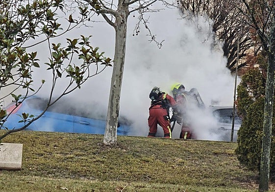 Bomberos sofocan el vehículo