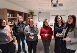 La concejala Miryam Rodríguez y miembros de la Asociación para la Inclusión de Personas con Autismo (AIPA).
