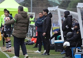 Banquillo de Unionistas ante la Ponferradina, con el árbitro asistentes al fondo.