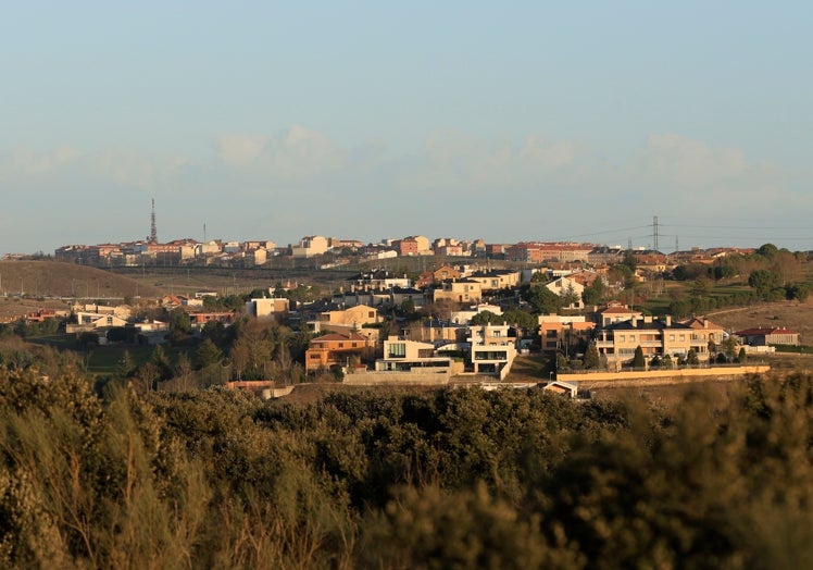 Vistas de la urbanización Vega de Salamanca y del barrio de Pizarrales desde la parcela de la futura planta.