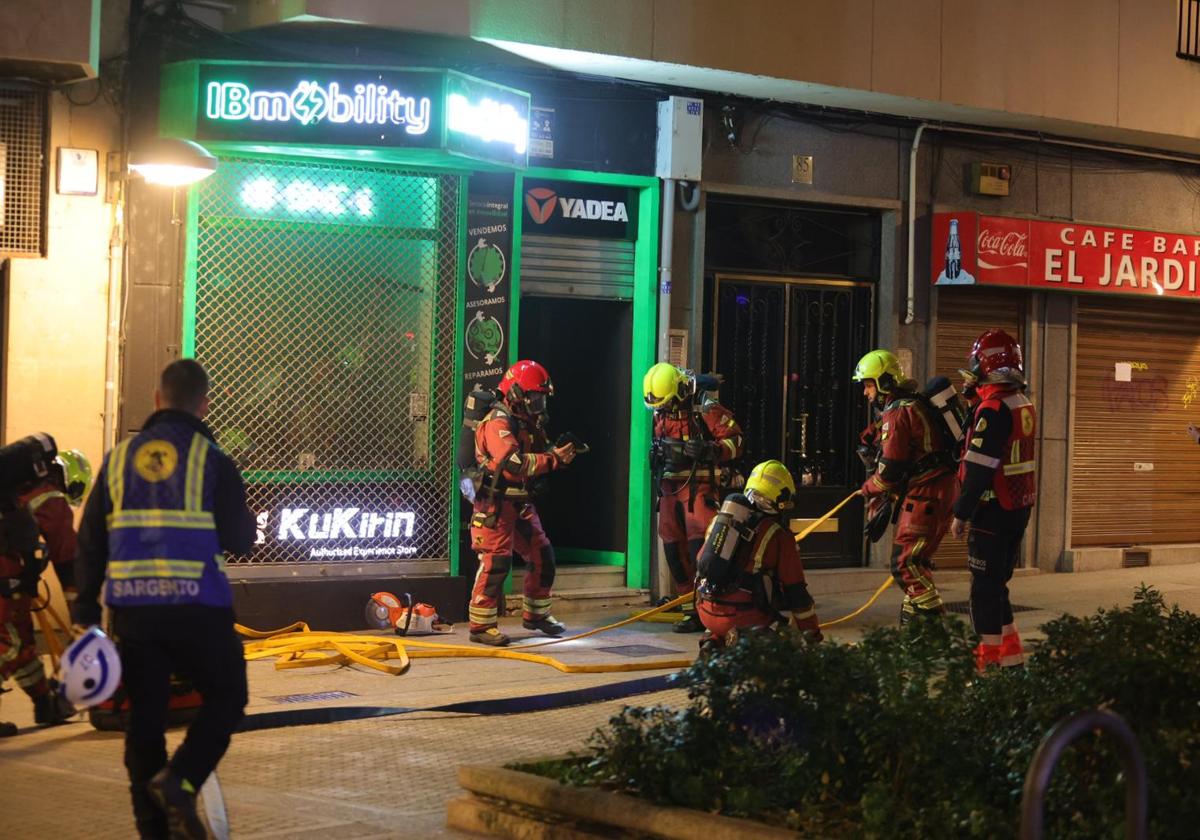 Movilizados los bomberos de Salamanca por un incendio en una tienda de patinetes