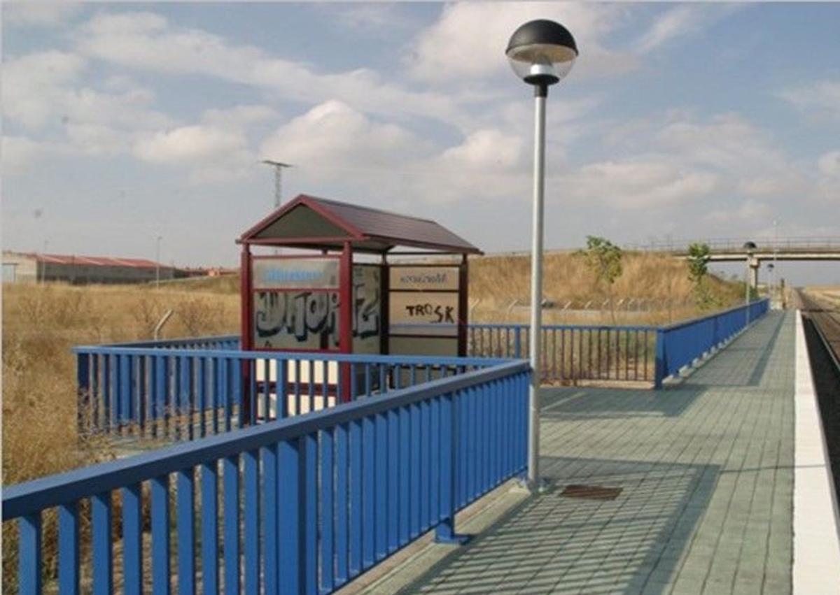 Imagen secundaria 1 - Señalización del apeadero de Pitiegua, andén y parada del tren en Moriscos y caseta de la estación de Pitiegua.