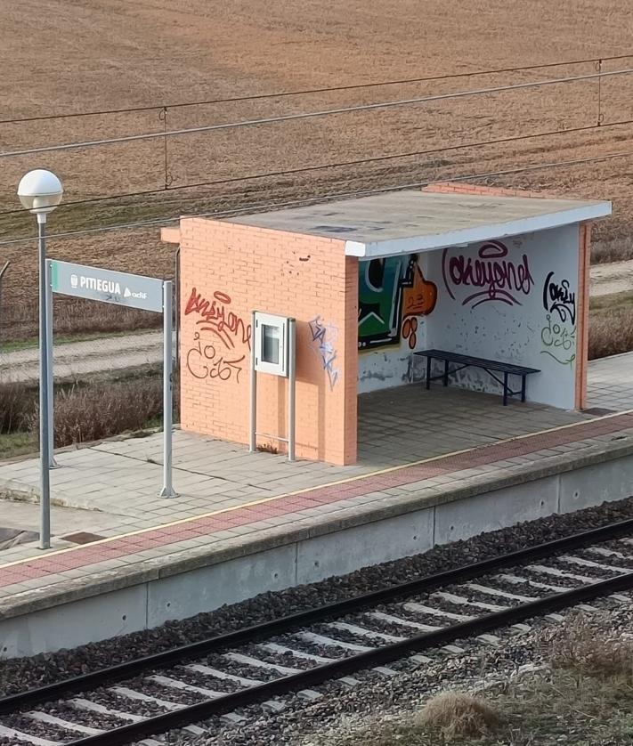 Imagen secundaria 2 - Señalización del apeadero de Pitiegua, andén y parada del tren en Moriscos y caseta de la estación de Pitiegua.