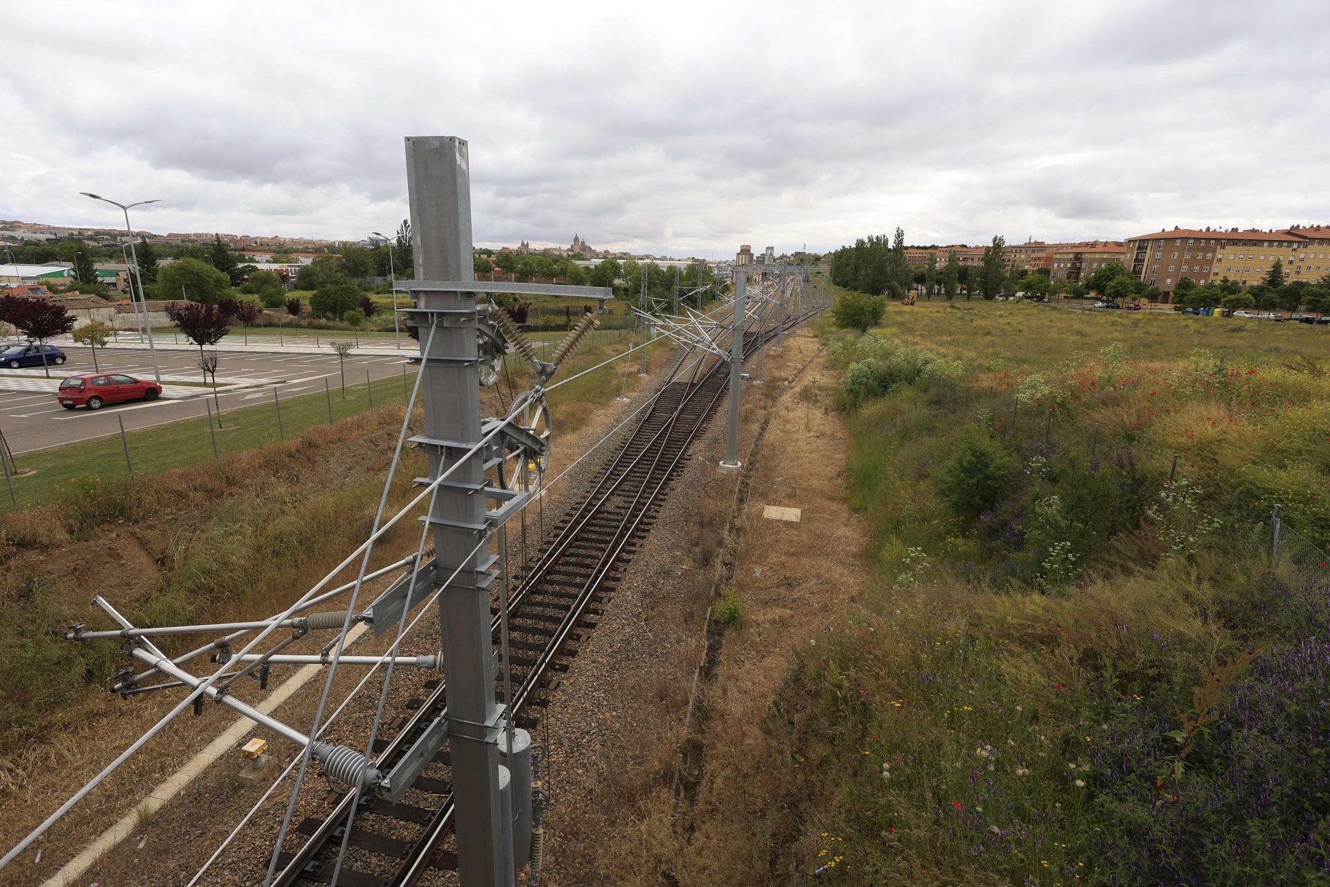 Postes y catenería de la electrificación de la vía en Tejares.