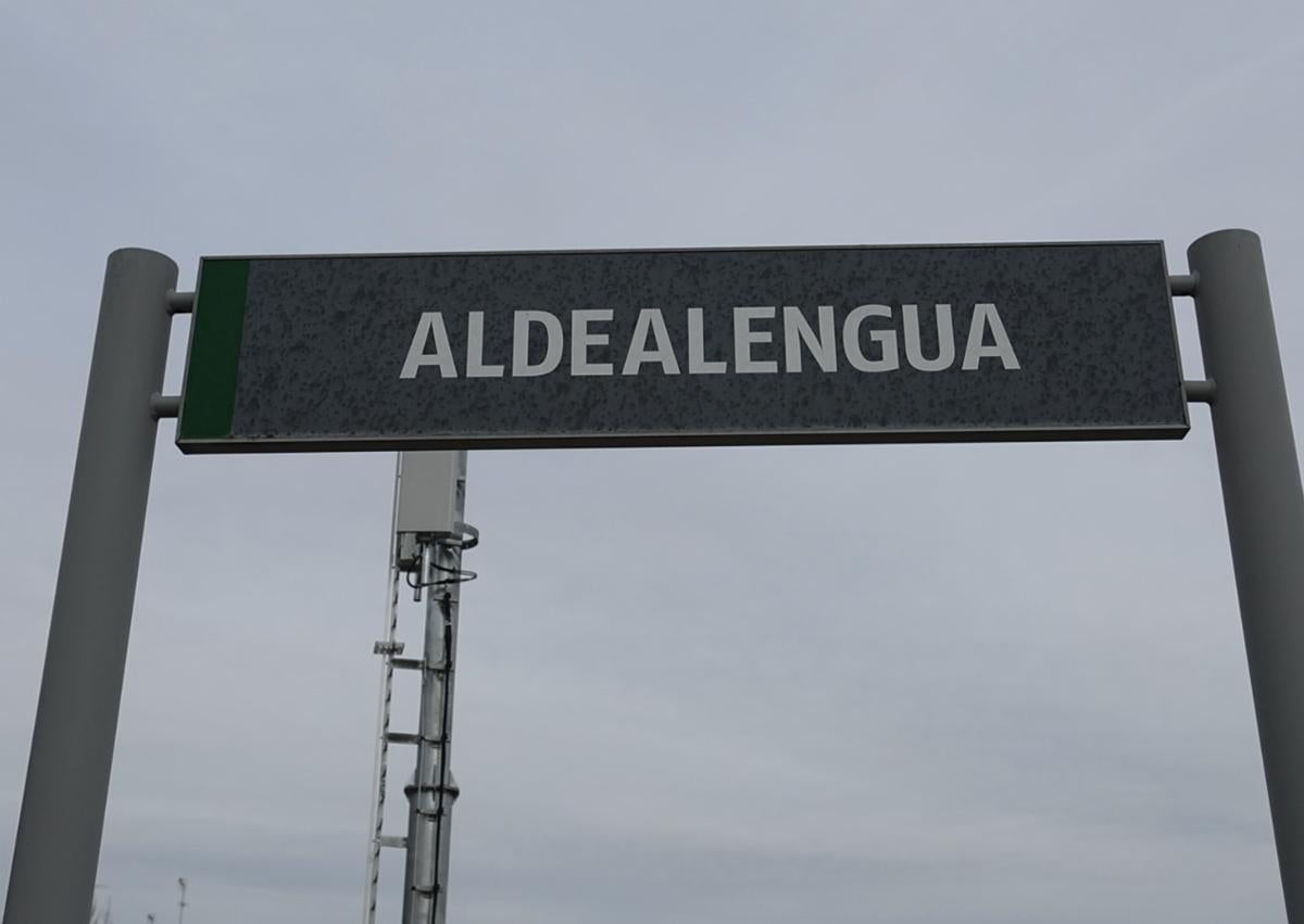 Imagen secundaria 1 - La esación de Aldealengua y un tren.