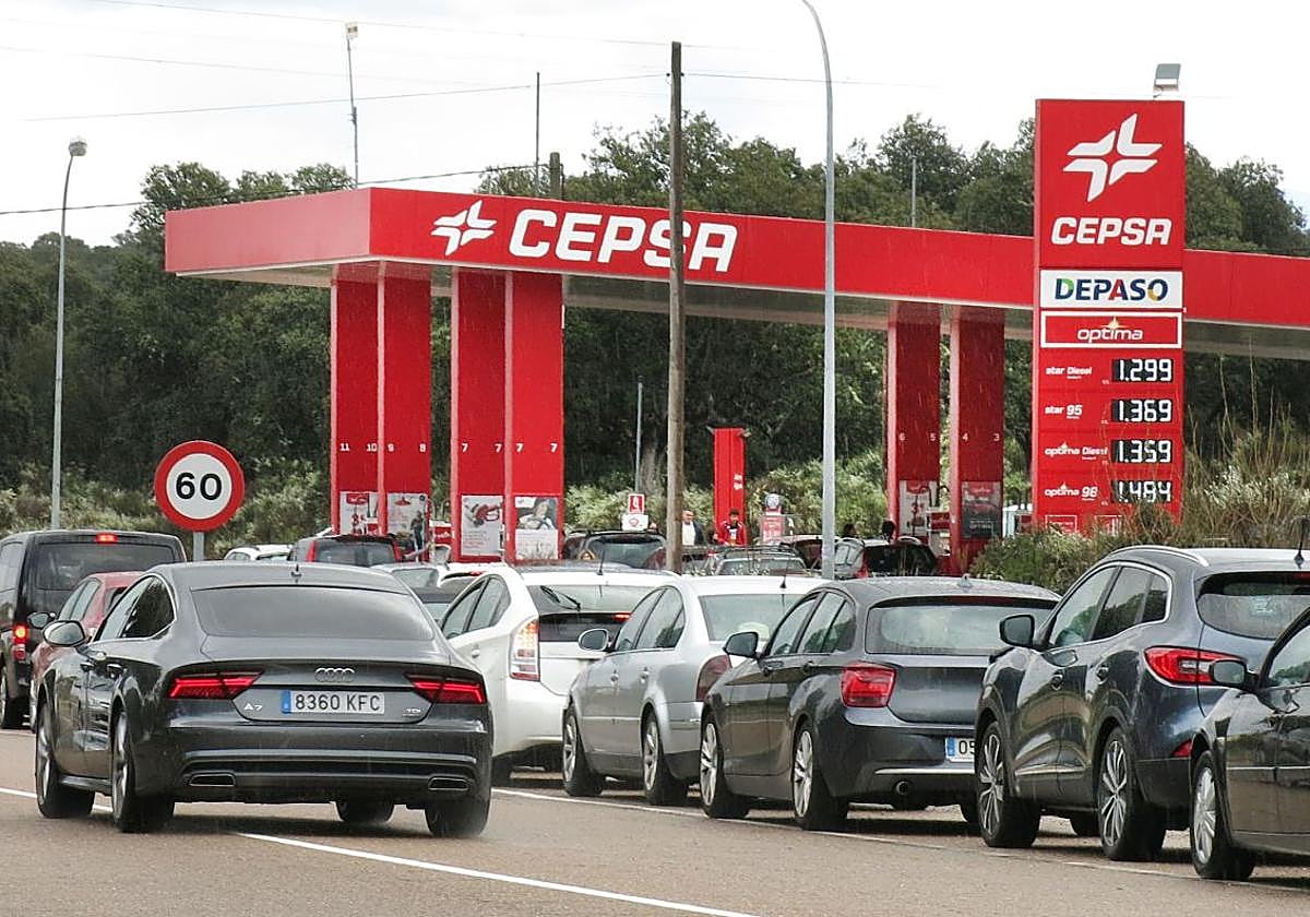 Colas de entrada a una gasolinera en Fuentes de Oñoro, cercana a Portugal, en una imagen de archivo.