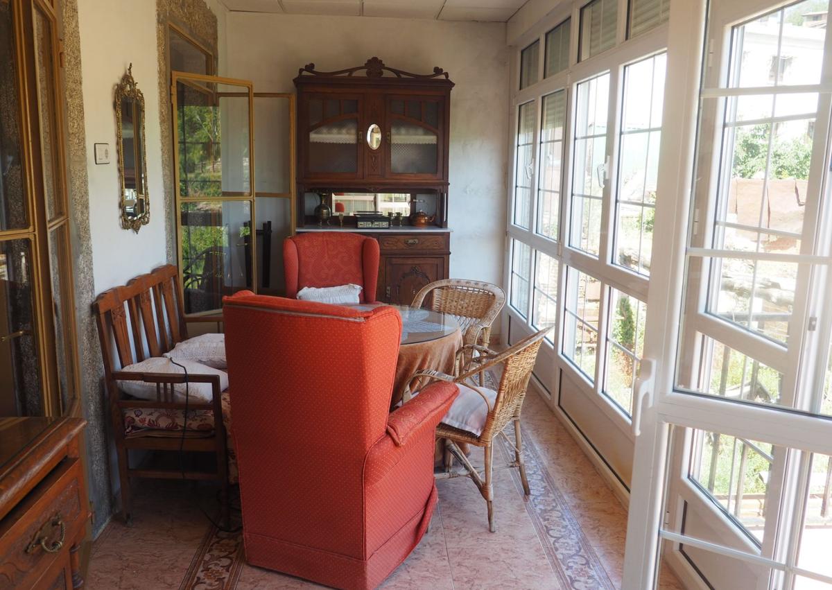 Imagen secundaria 1 - Fachada, galería e interior de la cocina.