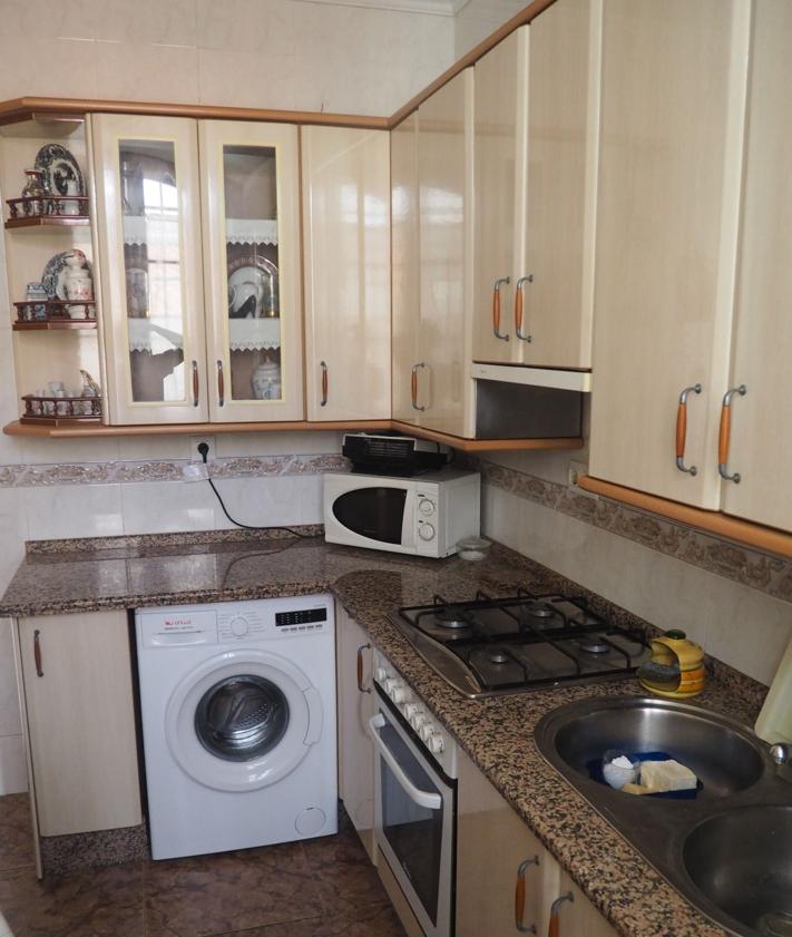 Imagen secundaria 2 - Fachada, galería e interior de la cocina.
