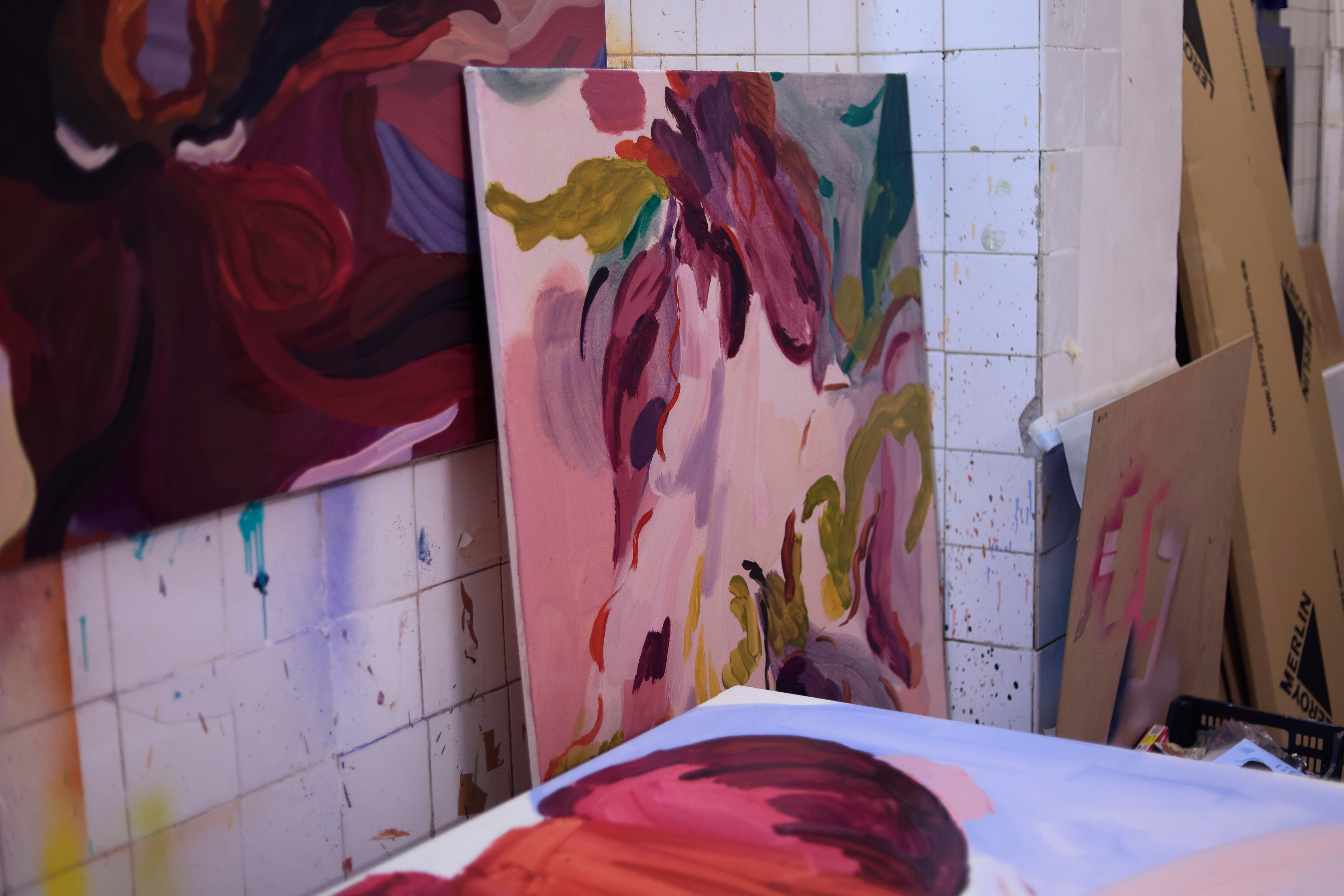 Cuadros en el estudio de Lidia Martín Pinzolas.