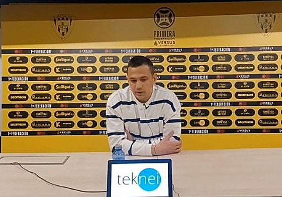 Llácer, en la sala de prensa de Lasesarre.