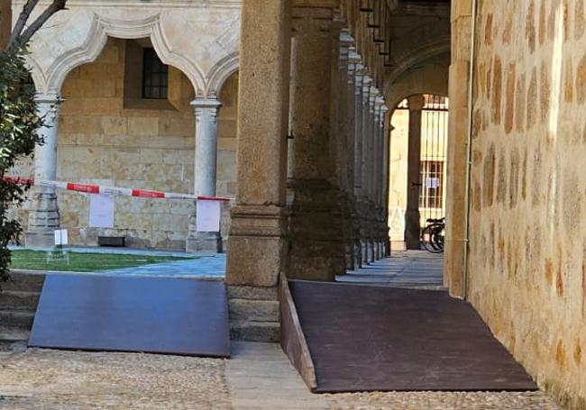 Las dos rampas ya instaladas para la salida del Patio de Escuelas de la Usal.