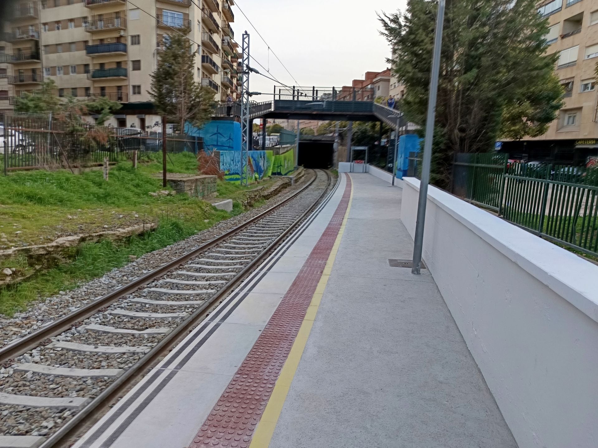 Imagen secundaria 1 - Arriba, el andamio del acceso provisional que hay que retirar, el andén todavía sin marquesina y la ampliación.
