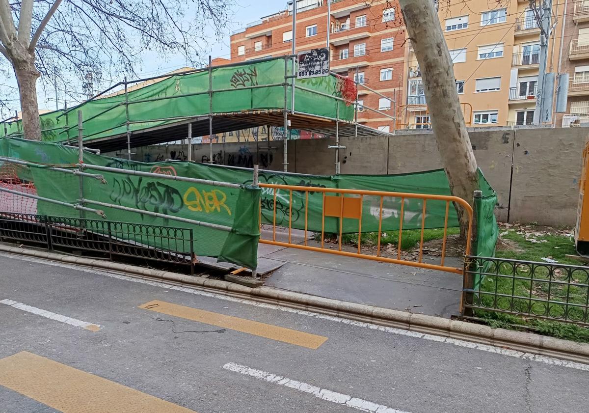 Imagen principal - Arriba, el andamio del acceso provisional que hay que retirar, el andén todavía sin marquesina y la ampliación.
