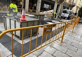 Una de las zonas junto a la plaza del Liceo con las baldosas de pizarra ya retiradas.
