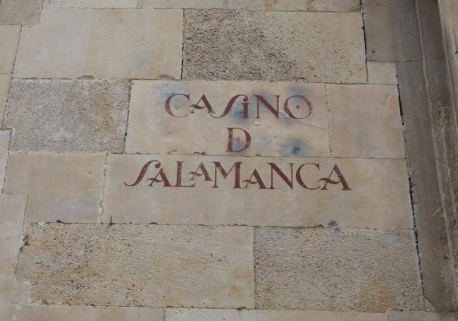 Rótulos pintados con tipografía tradicional en «sangre de toro» que cumple además el tamaño.
