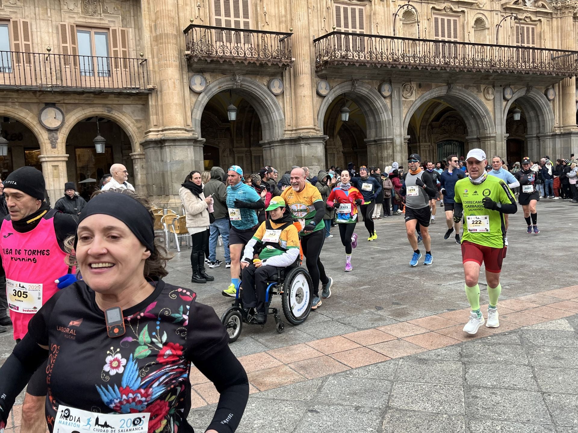 Paso de la Media Maratón de Salamanca por la Plaza Mayor
