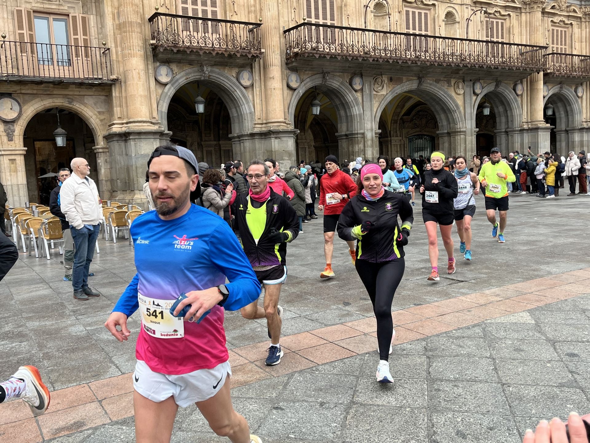 Paso de la Media Maratón de Salamanca por la Plaza Mayor