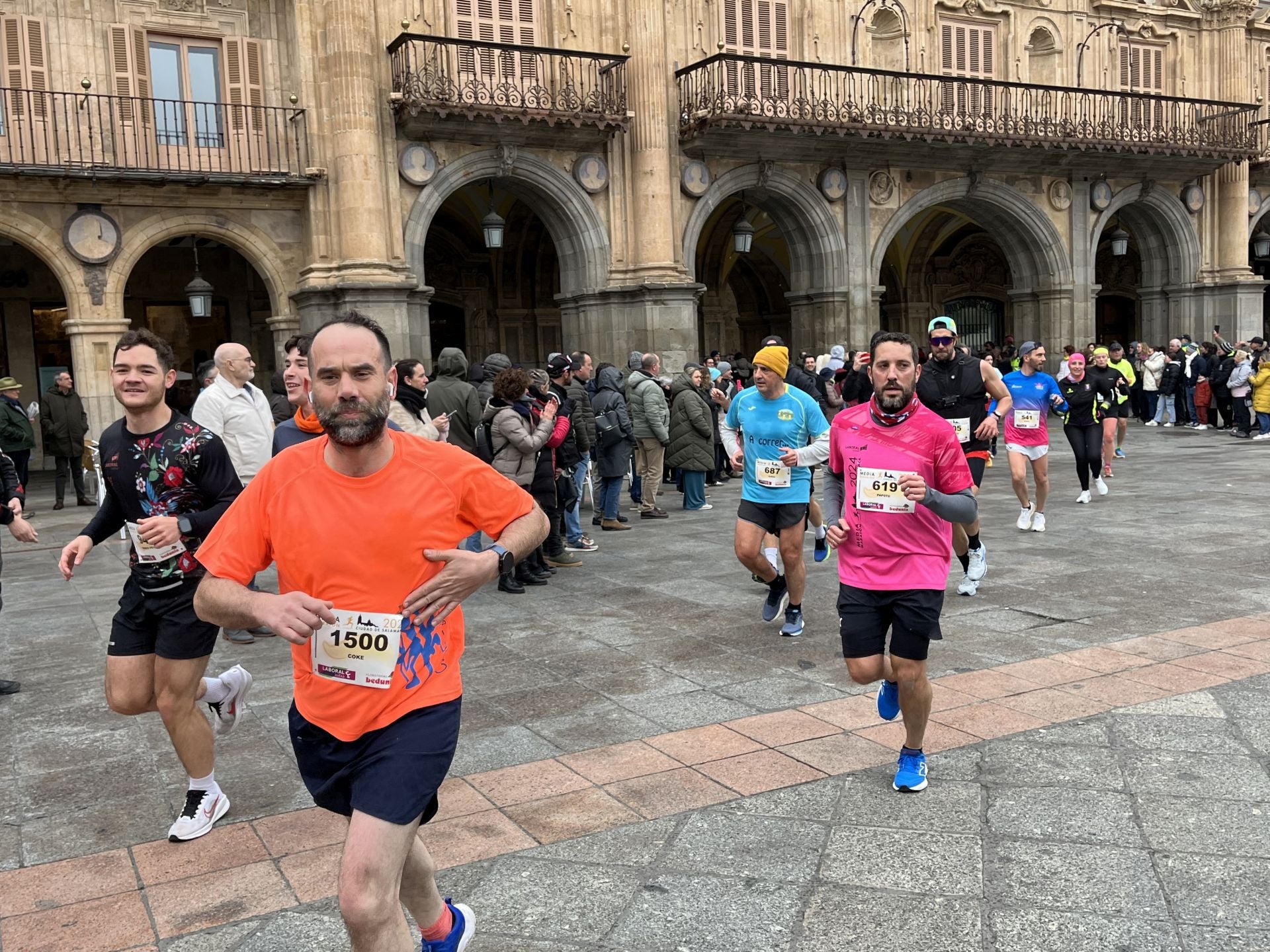 Paso de la Media Maratón de Salamanca por la Plaza Mayor