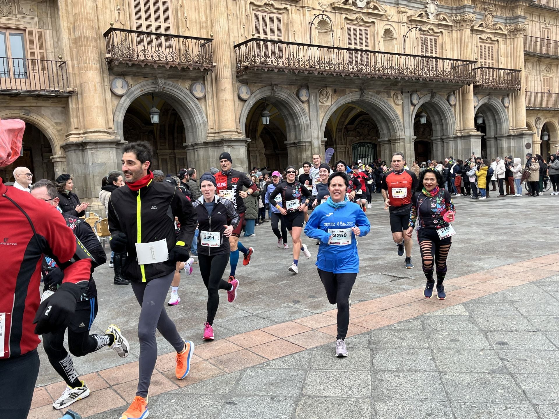 Paso de la Media Maratón de Salamanca por la Plaza Mayor