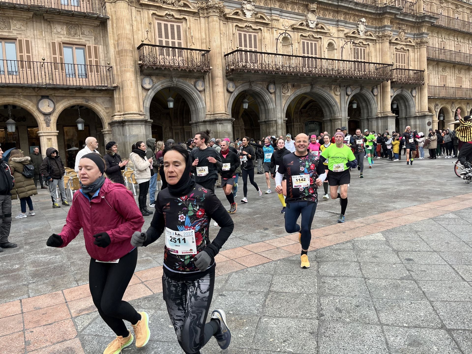 Paso de la Media Maratón de Salamanca por la Plaza Mayor