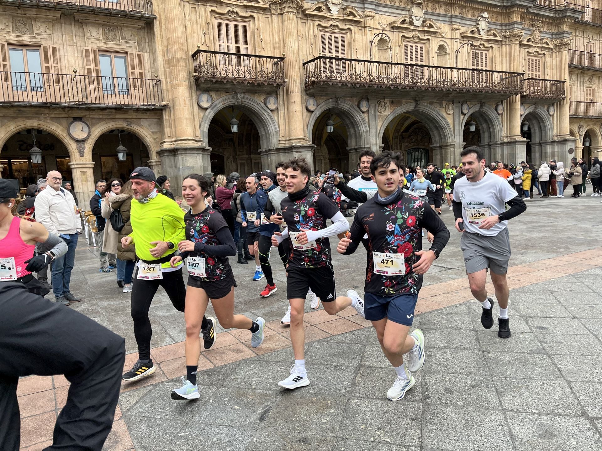 Paso de la Media Maratón de Salamanca por la Plaza Mayor