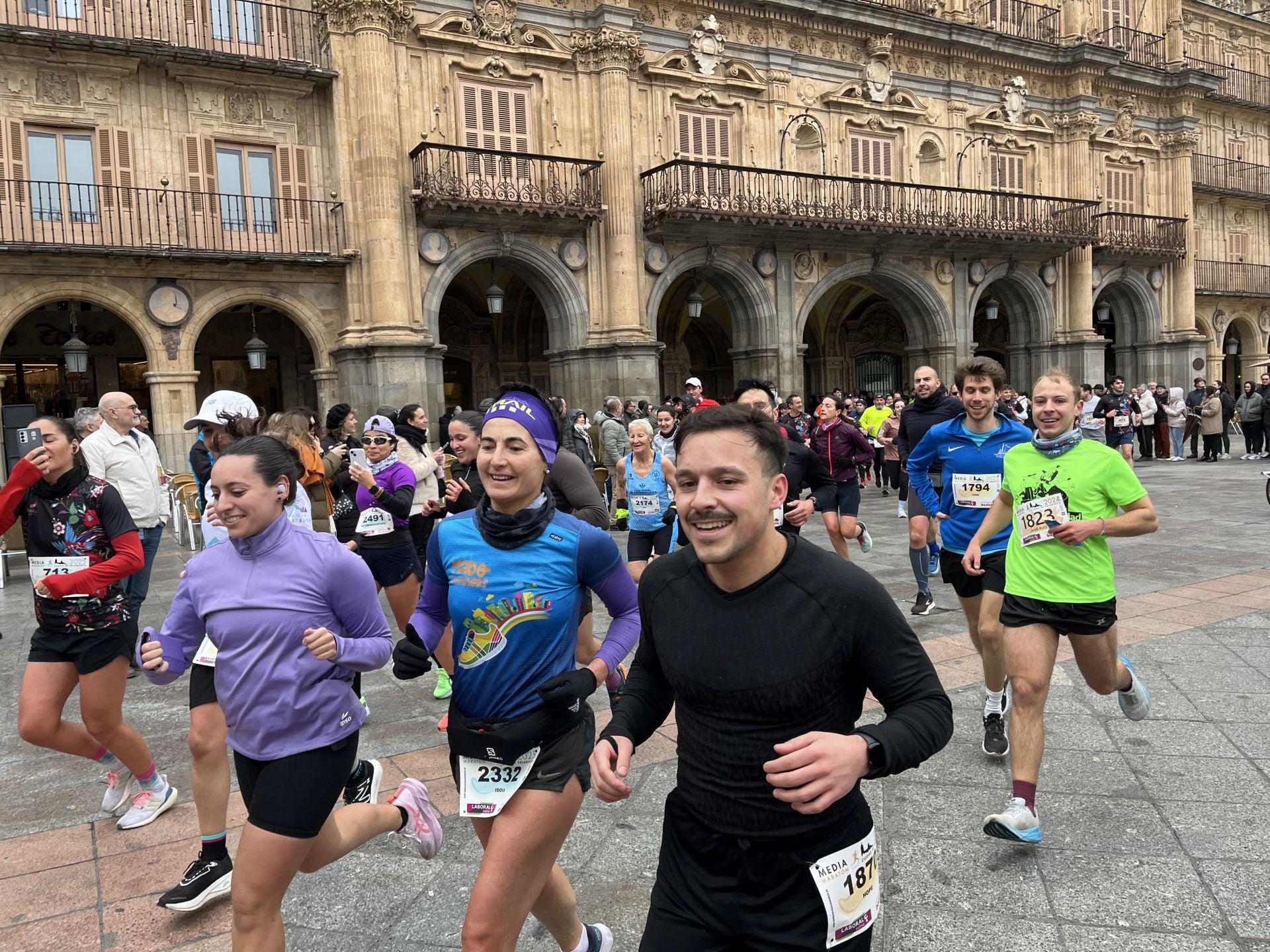 Paso de la Media Maratón de Salamanca por la Plaza Mayor