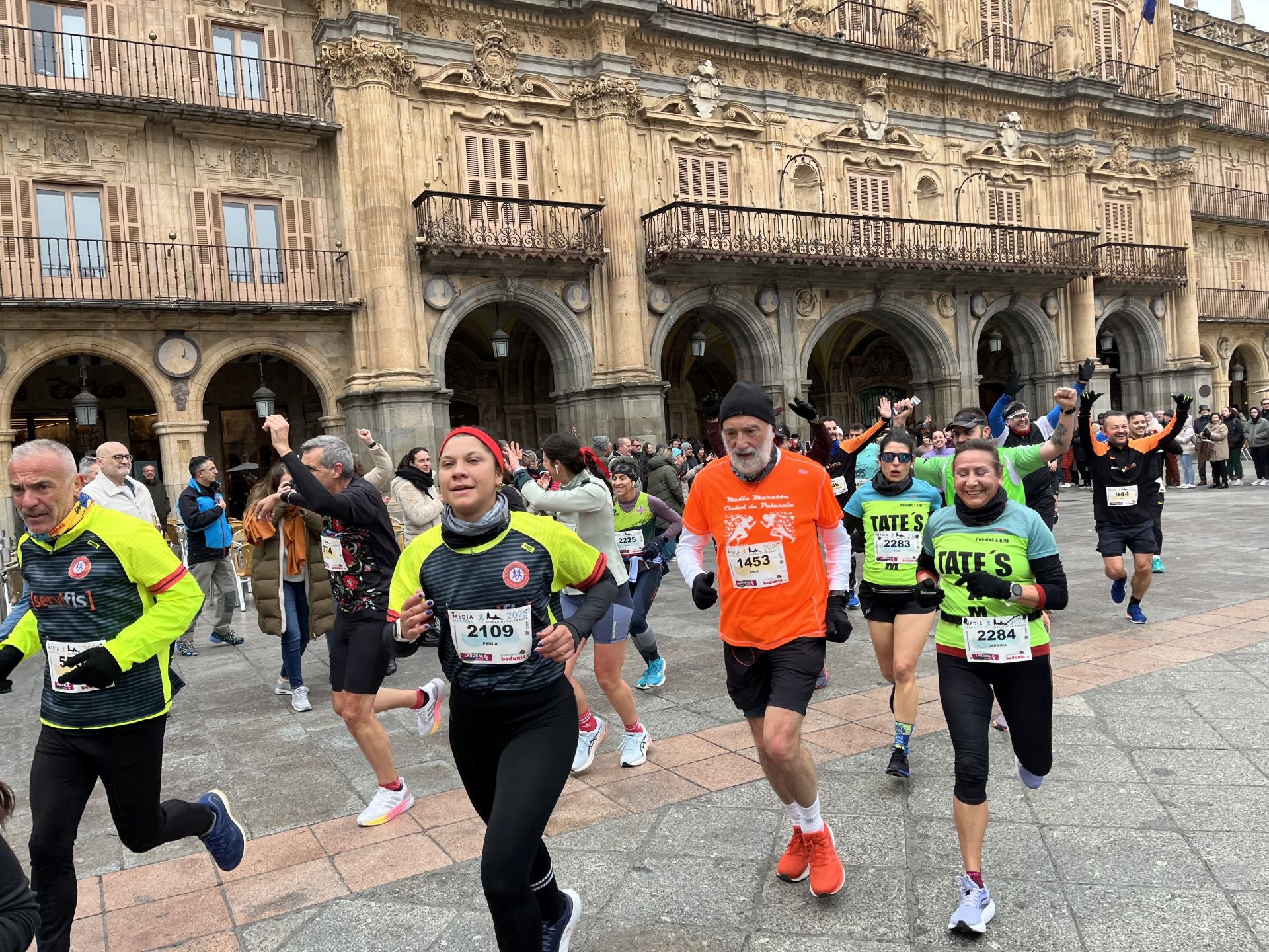 Paso de la Media Maratón de Salamanca por la Plaza Mayor