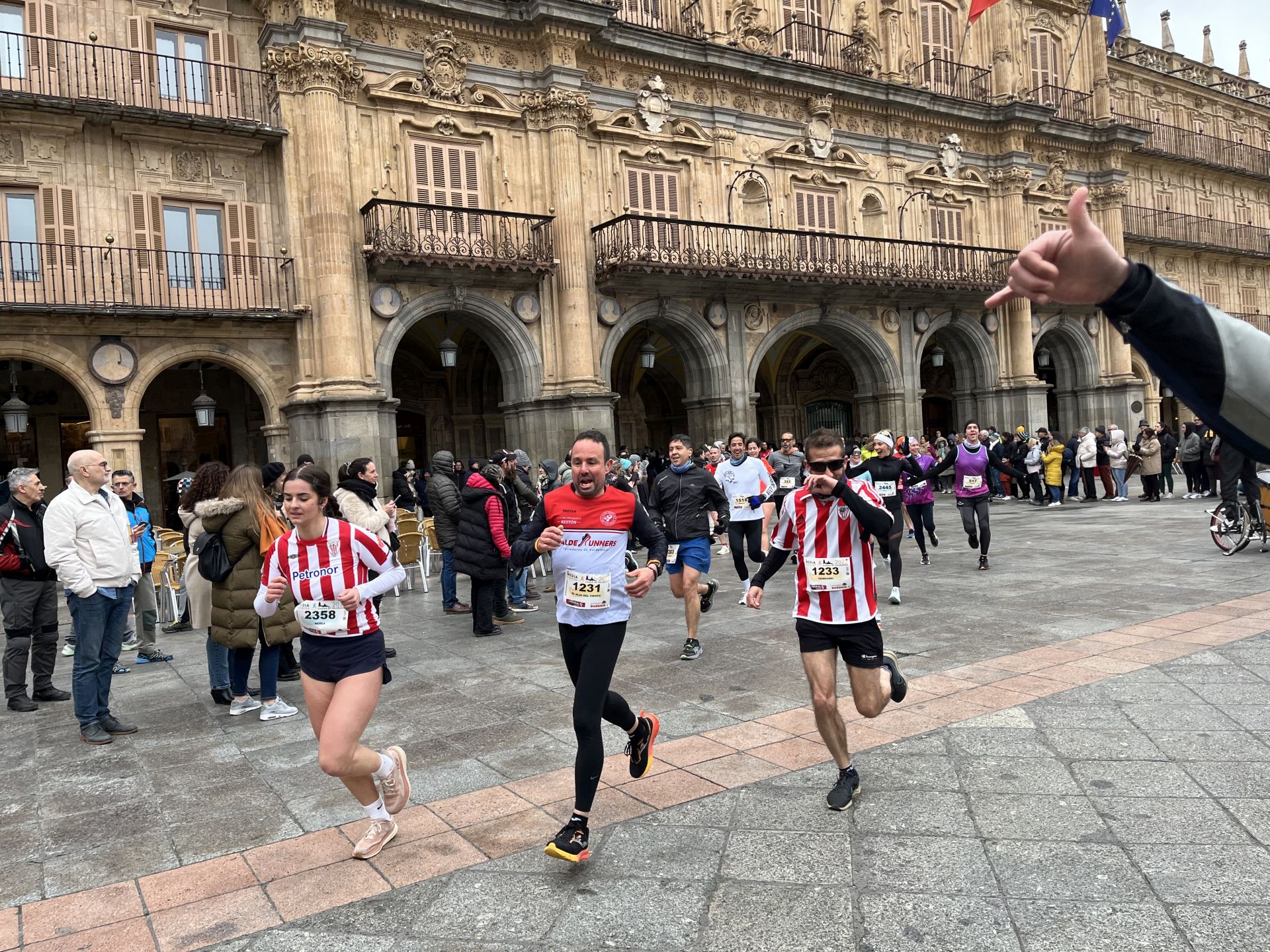 Paso de la Media Maratón de Salamanca por la Plaza Mayor
