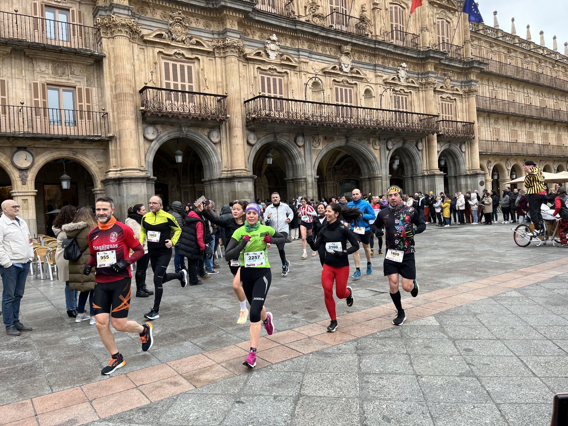 Paso de la Media Maratón de Salamanca por la Plaza Mayor