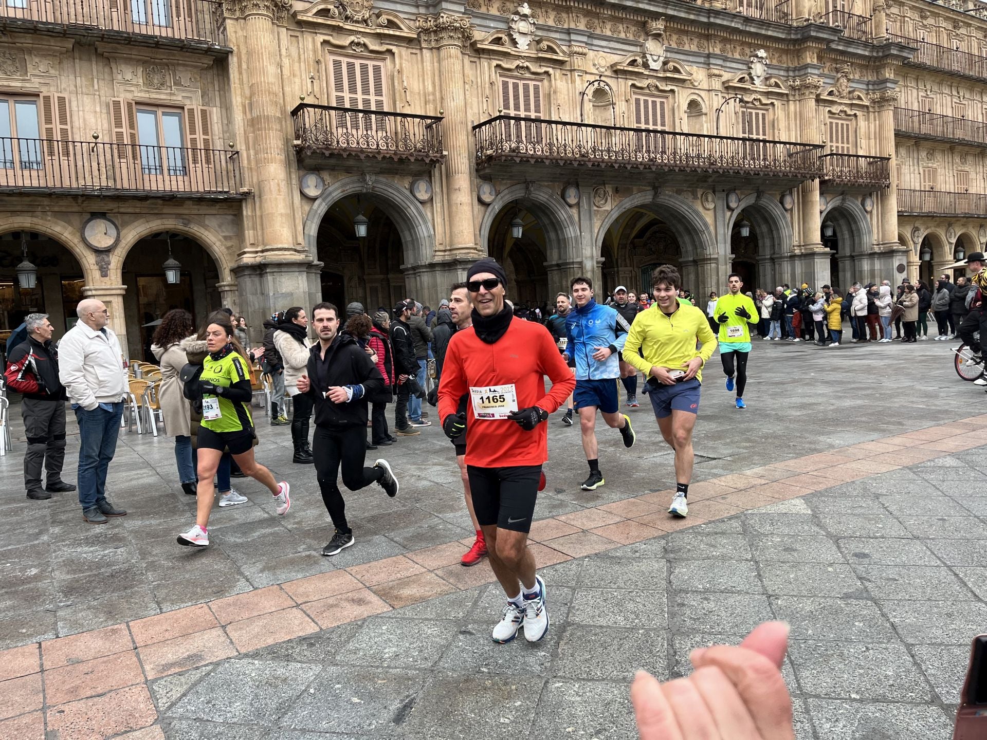 Paso de la Media Maratón de Salamanca por la Plaza Mayor