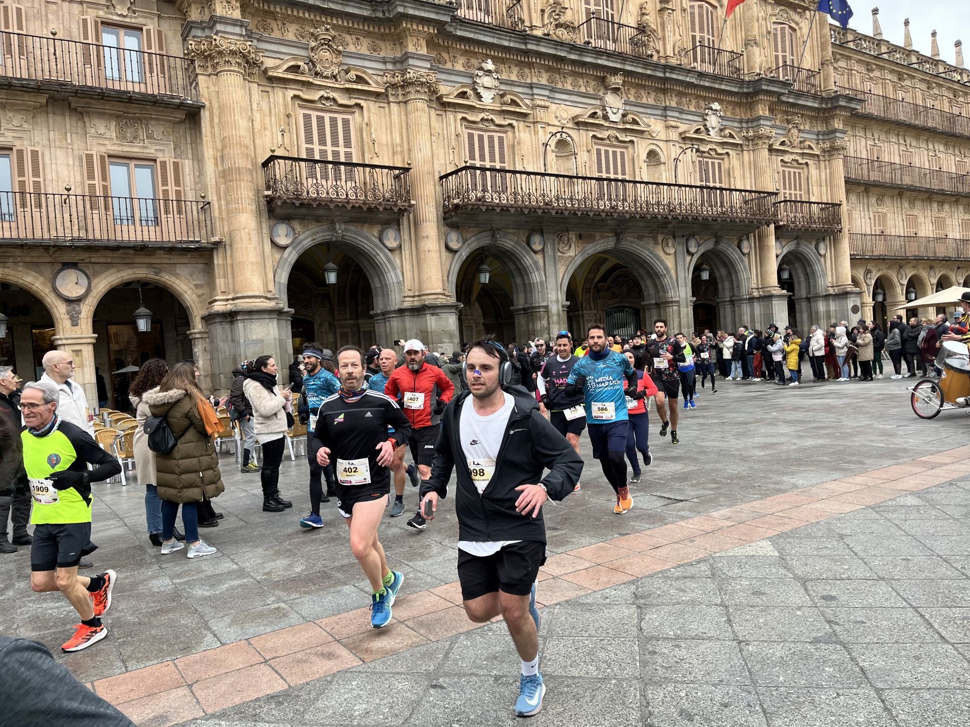 Paso de la Media Maratón de Salamanca por la Plaza Mayor