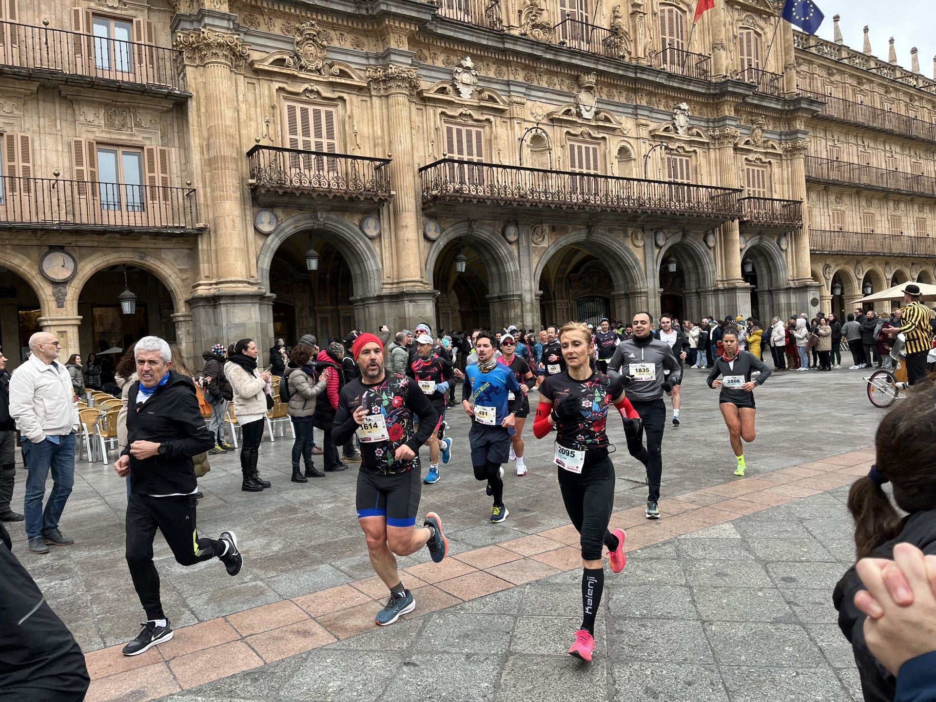 Paso de la Media Maratón de Salamanca por la Plaza Mayor