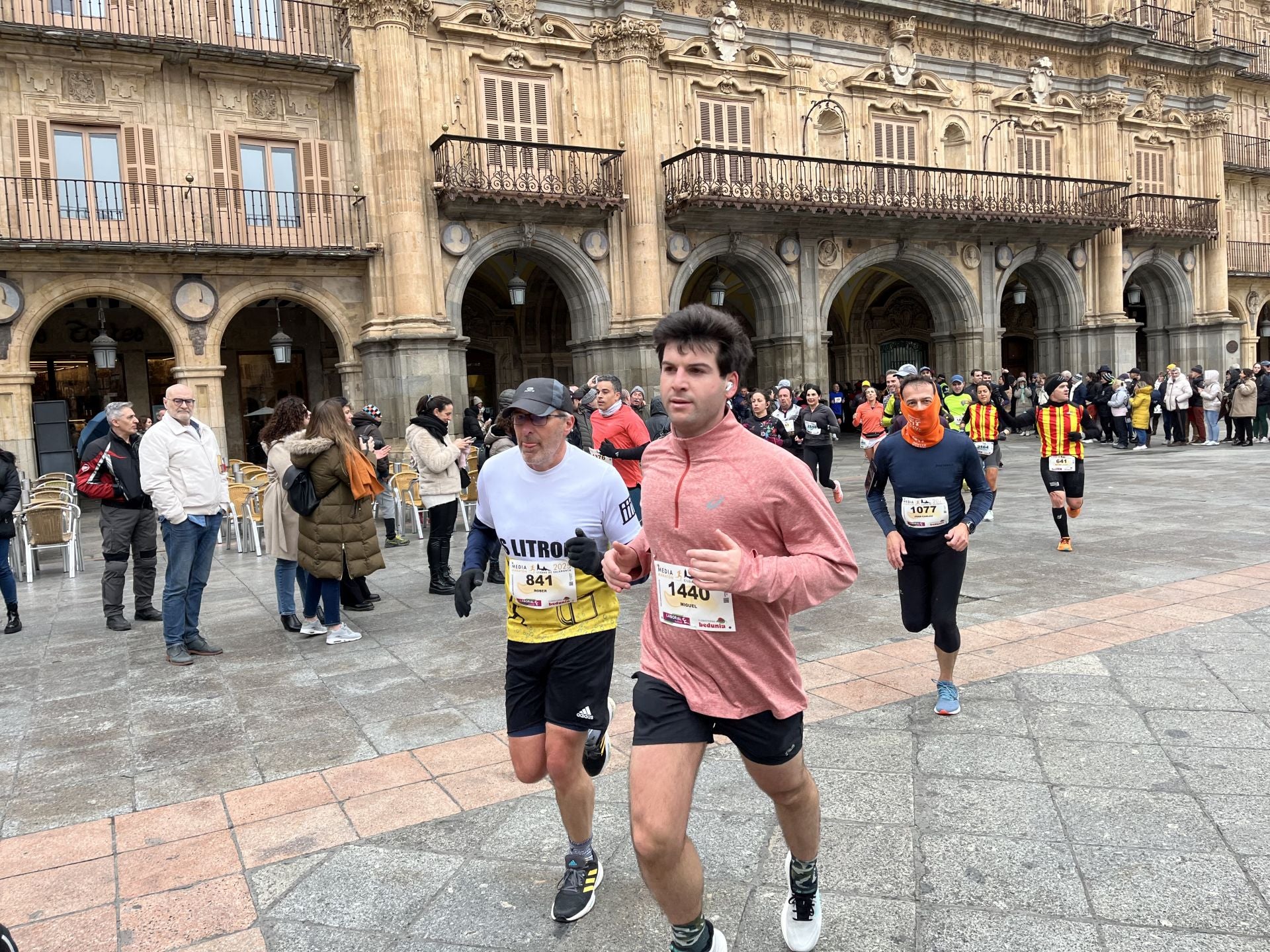Paso de la Media Maratón de Salamanca por la Plaza Mayor