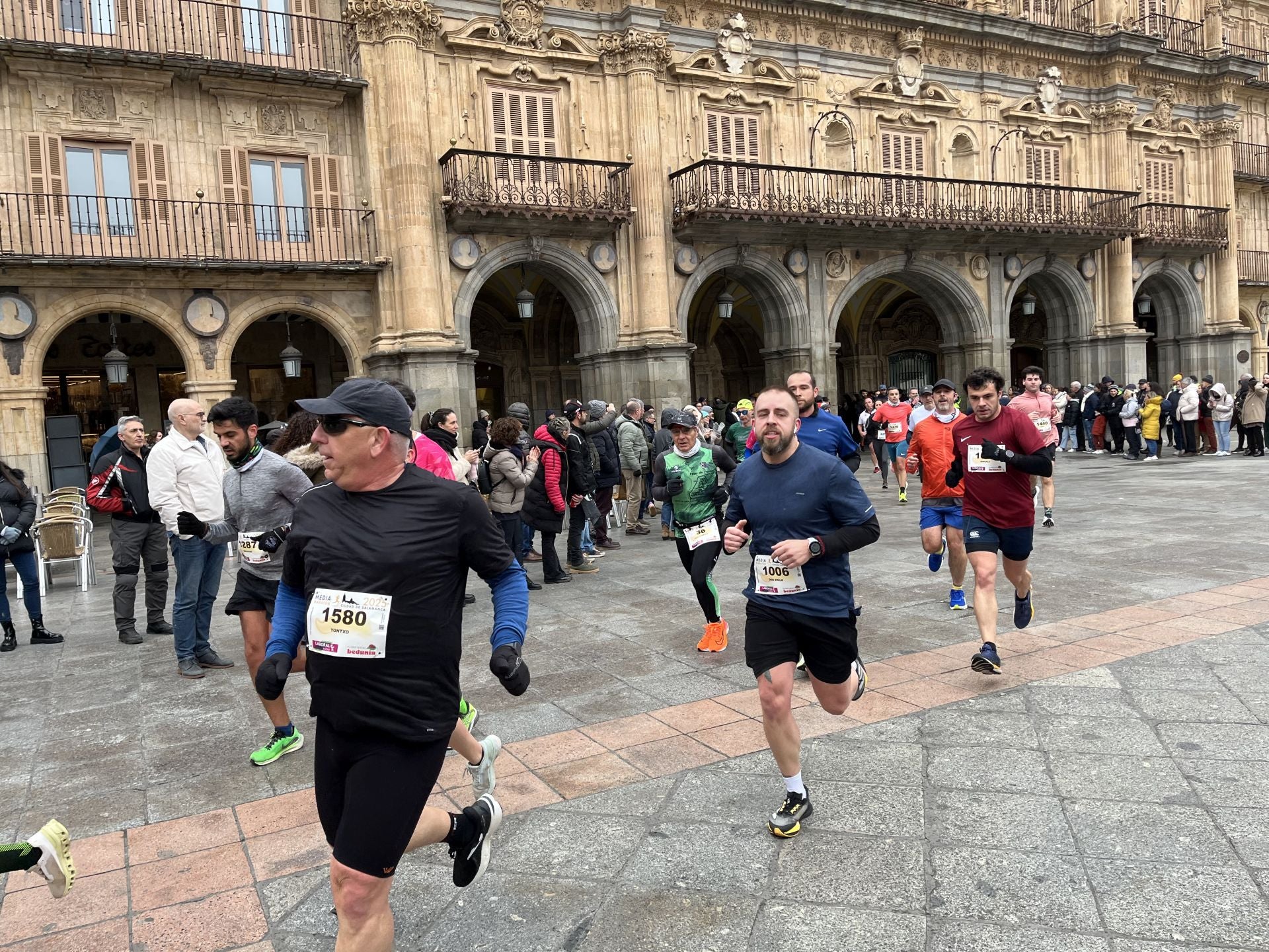 Paso de la Media Maratón de Salamanca por la Plaza Mayor