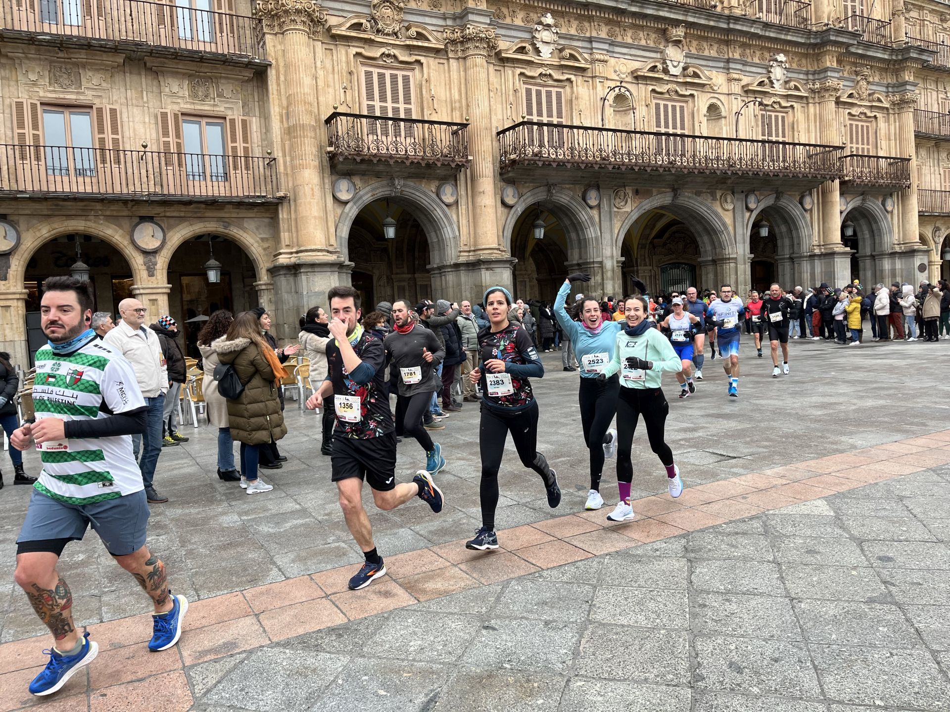 Paso de la Media Maratón de Salamanca por la Plaza Mayor