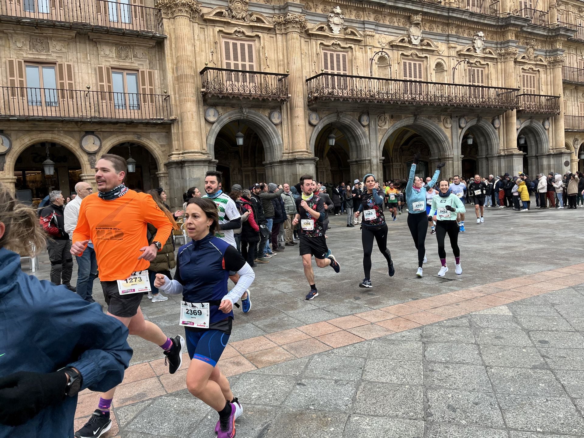Paso de la Media Maratón de Salamanca por la Plaza Mayor