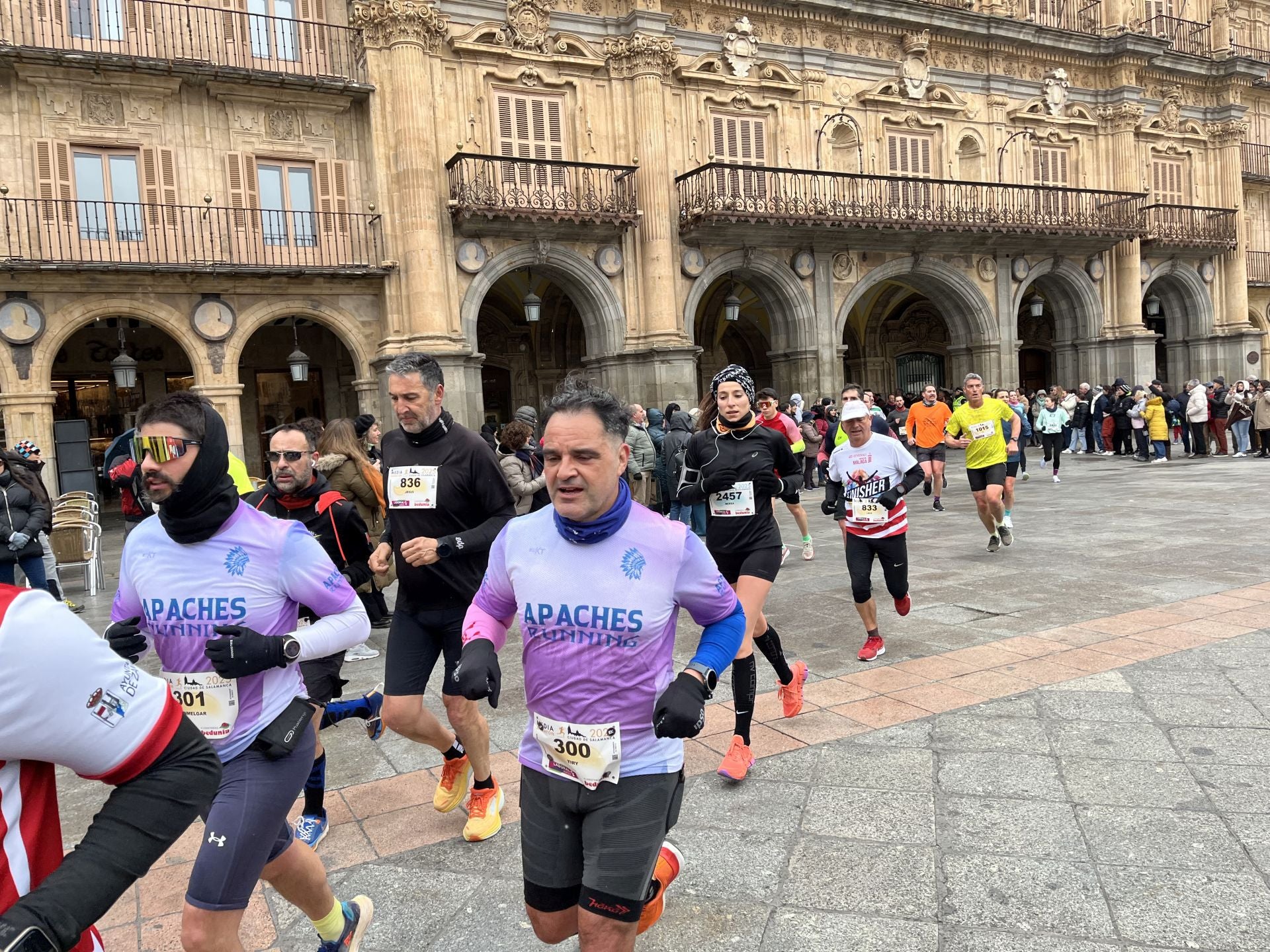 Paso de la Media Maratón de Salamanca por la Plaza Mayor
